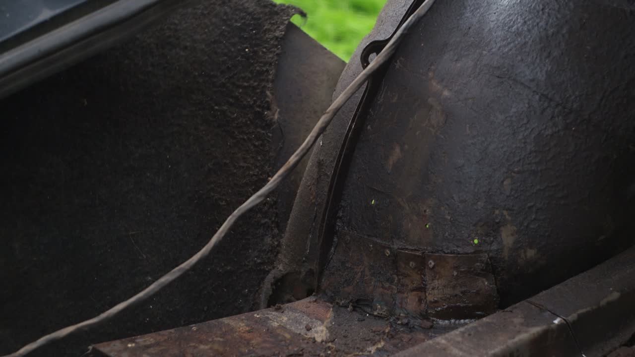 장갑을 입은 남자가 절단 디스크로 금속을 습니다. 각 는 기계. 금속을 작업합니다. 디스크에서 불타는 밝은 스플래시. 자동차 수리. 기계 조립 작업의 기계.