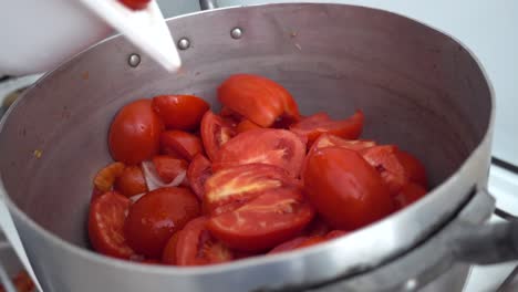 Llenar-Una-Olla-De-Aluminio-Con-Tomates-Recién-Cortados