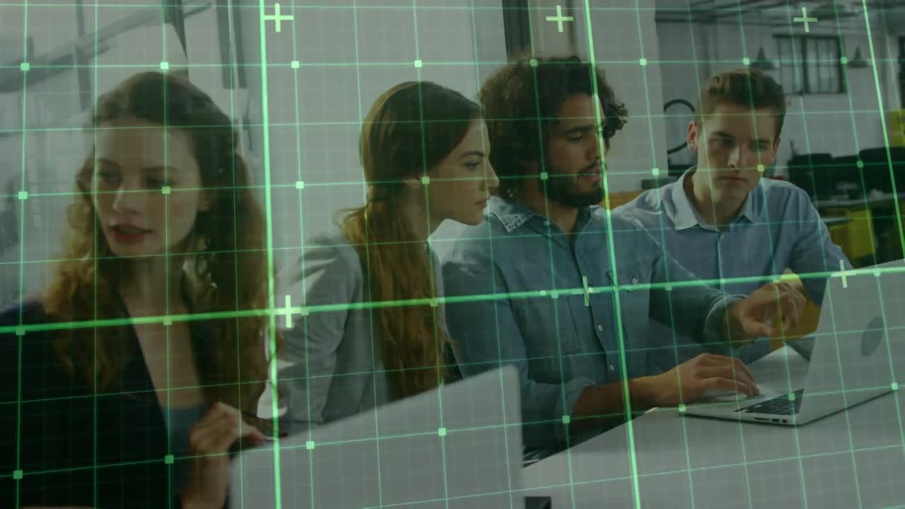 animación del procesamiento de datos sobre personas de negocios que utilizan computadoras portátiles