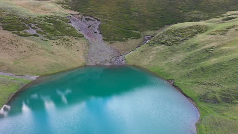 toma cinematográfica de un dron en aumento del lago oreit en tusheti, georgia, en las montañas del cáucaso