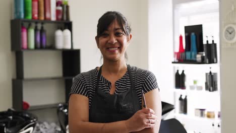 Front-view-hairdresser-looking-at-the-camera