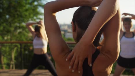 mujeres estirándose al aire libre