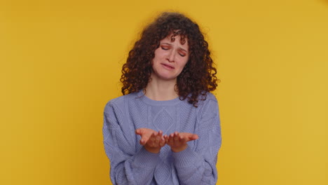 mujer llorando y suplicando