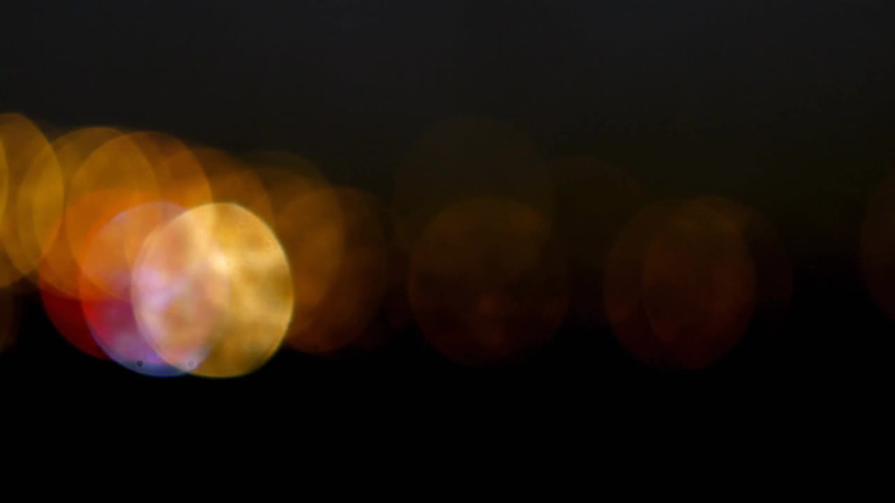 Animazione di icone dei social media con numeri su punti luce su sfondo nero