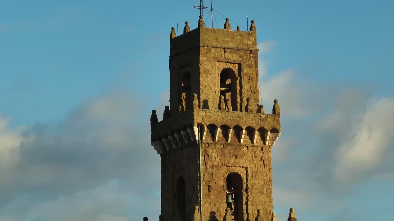antigua torre de piedra del duomo di pitigliano en la región de toscana, italia