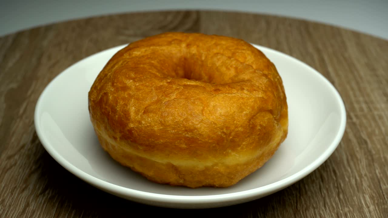 una deliciosa rosquilla dulce girando en un plato.