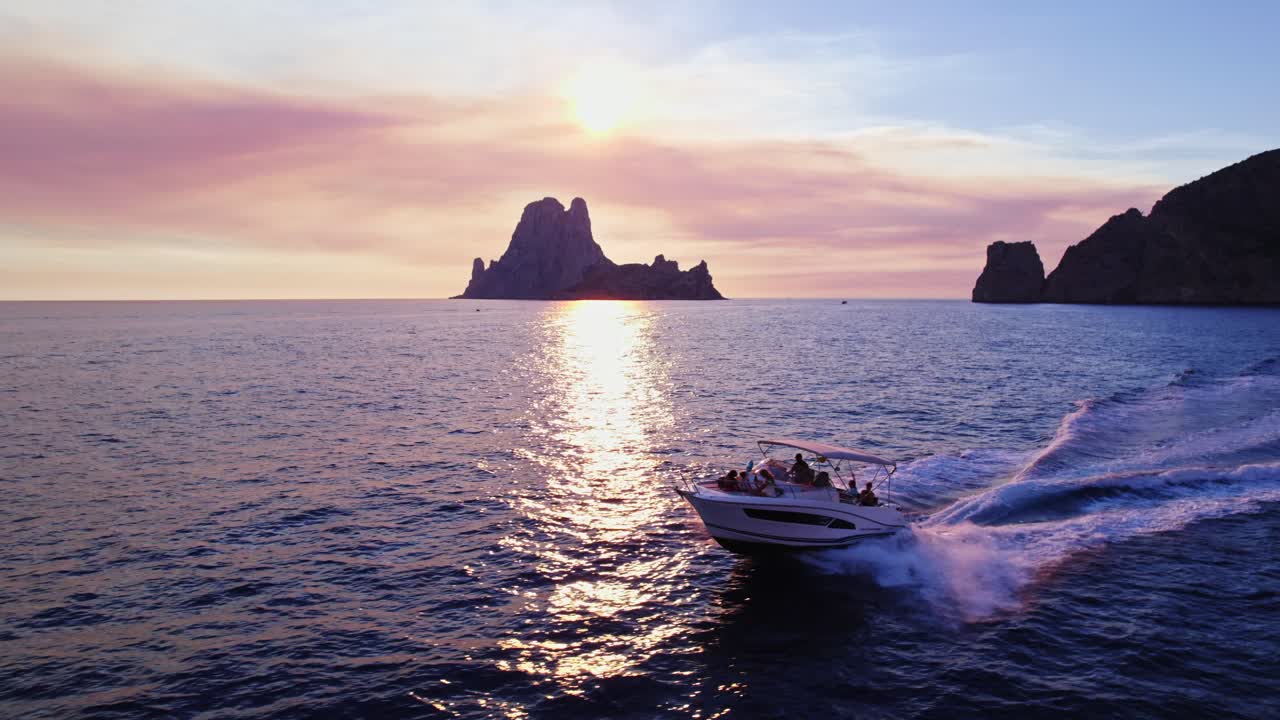tiro de barco con la costa y la isla en la procedencia