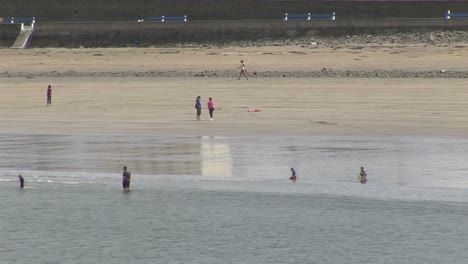 Gente-En-La-Playa-En-Clare,-Irlanda