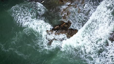 Olas-Rompiendo-A-La-Orilla-Del-Mar-En-Un-Día-Tormentoso-Vista-Aérea-Por-Drones-De-Una-Playa-Salvaje-En-La-Costa-De-España