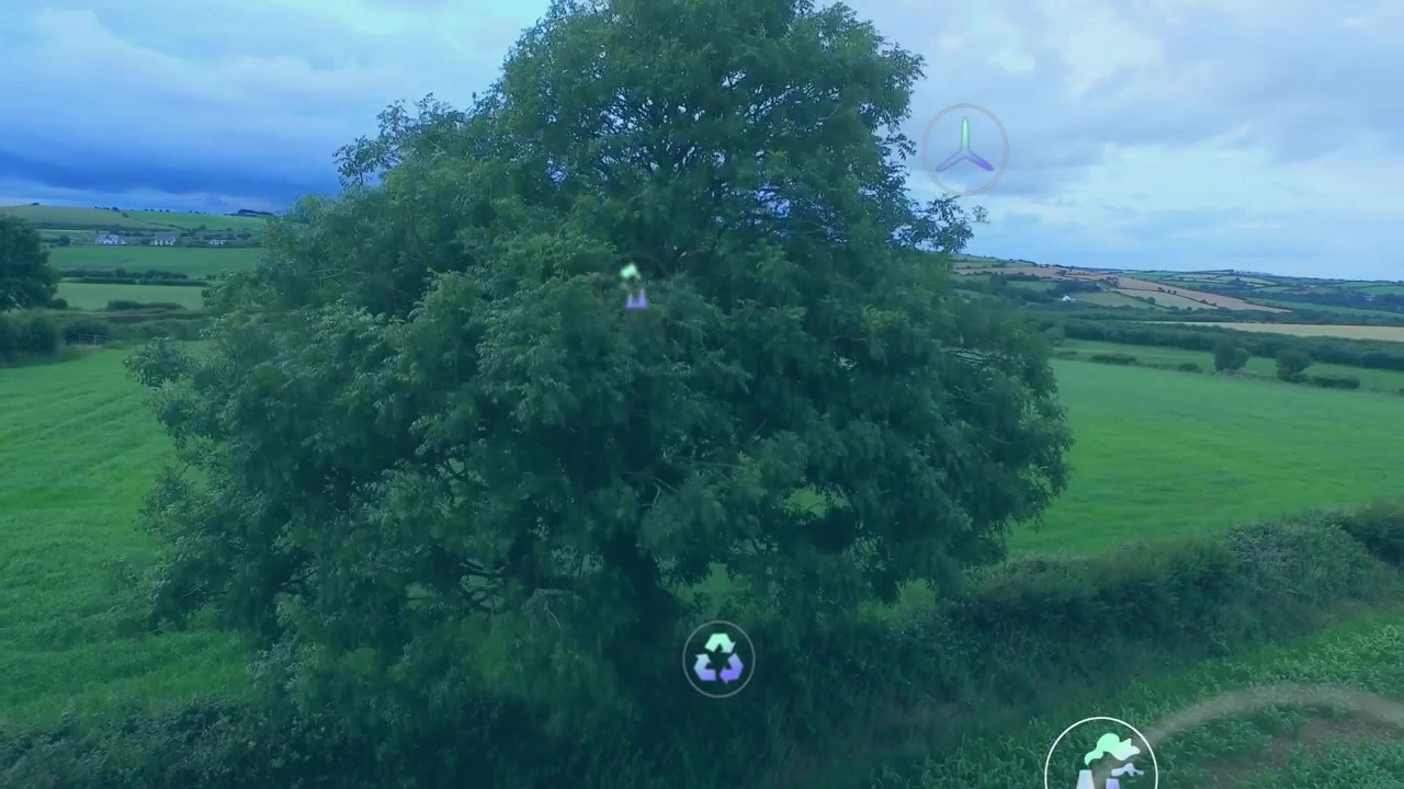 Telecamera che si allontana rivelando un albero, con overlay che si diffondono e aggiornano metriche numeriche per i dati agricoli.