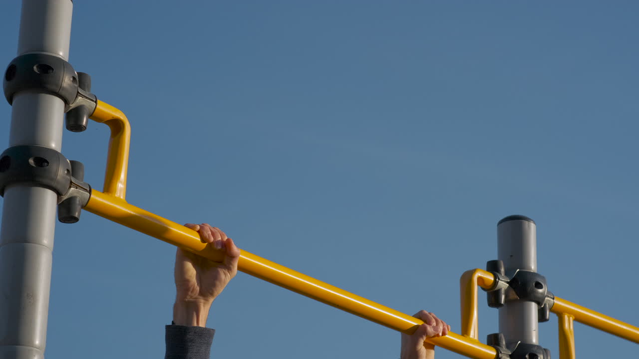 hombre haciendo pull-ups