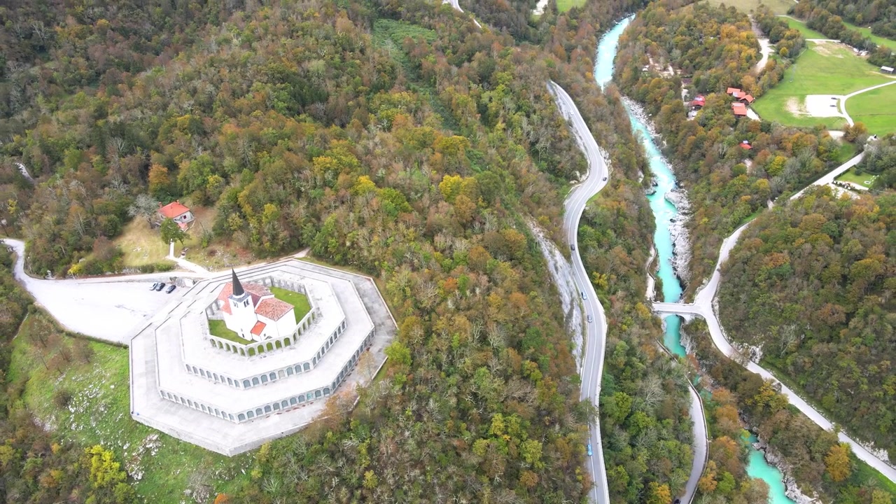 Kobarid Kemikliği'nden Soča Vadisi ve Julian Alpleri manzarasını ortaya çıkaran, yukarı eğimli drone geri çekilmesi, Slovenya