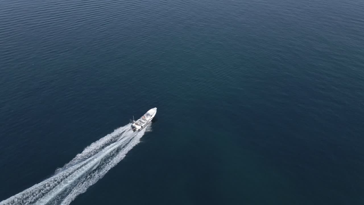 Motoscafo sul Mediterraneo, Italia in 4K Formato: MP4 | 4K 8-bit | 50fps | D-Cinelike | Ungraded