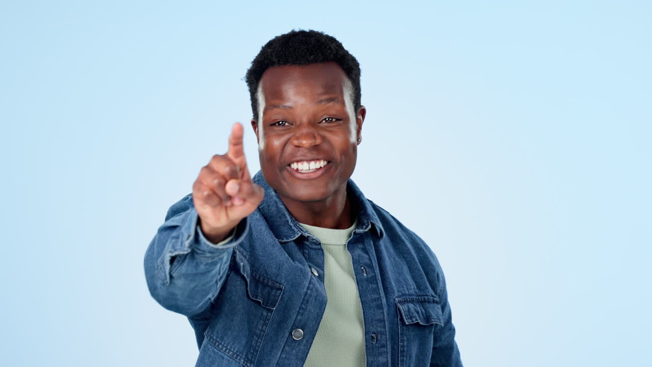 cara, hombre feliz y mano señalándote en el estudio