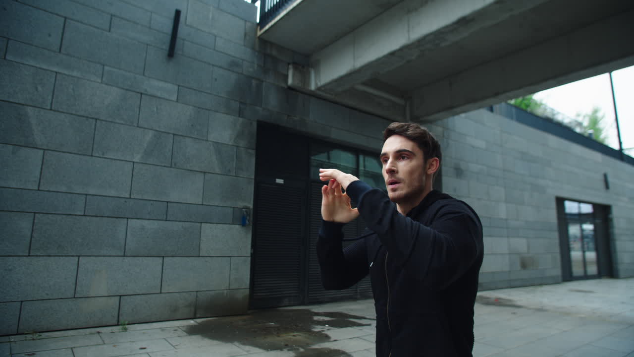 남자 권투 선수 훈련  ⁇ 치 운동 야외. 스포츠 선수 권투 비트를 연습