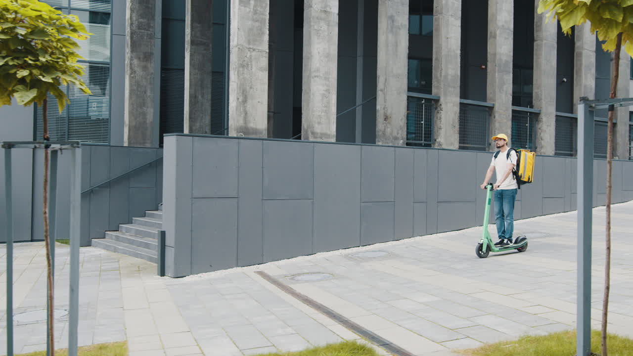 persona de entrega en scooter eléctrico