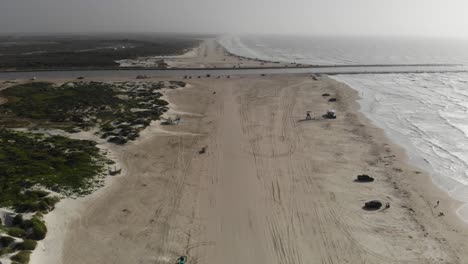 Moviéndose-Hacia-El-Centro-Línea-De-Conducción-En-La-Playa-Yendo-Hacia-El-Embarcadero