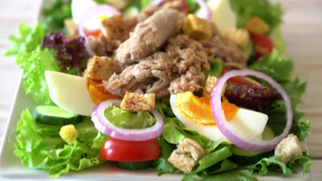 tuna with vegetable salad and eggs