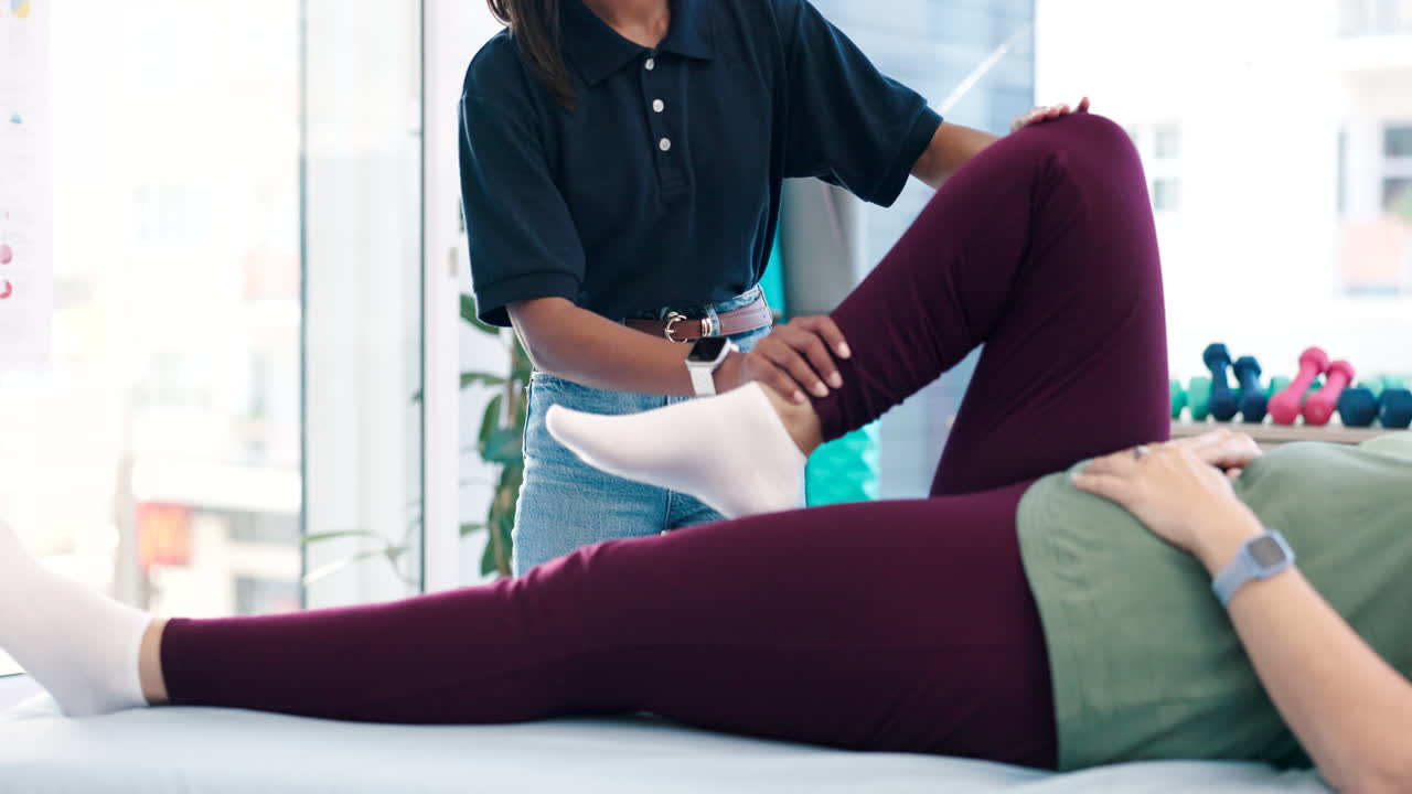 terapia física, personas o las piernas del fisioterapeuta