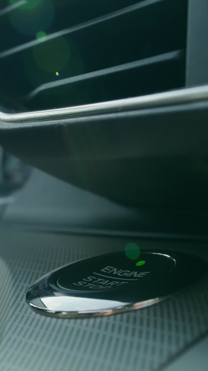 un coche con un botón de arranque