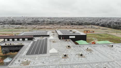 Flug-über-Das-Dach-Einer-Grundschule,-Auf-Deren-Dach-Sich-Viele-Solarpaneele-Befinden
