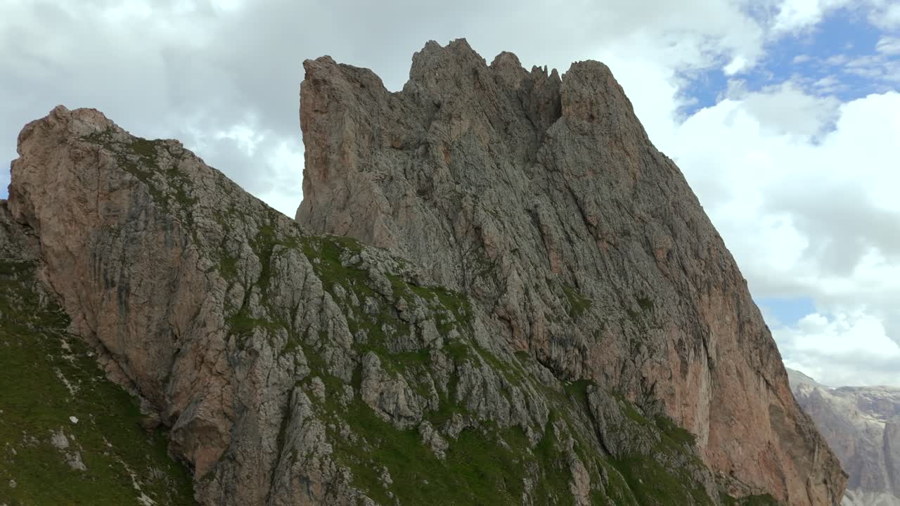 imágenes aéreas detalladas que muestran los escarpados y escarpados picos rocosos de las dolomitas, italia, bajo un cielo parcialmente nublado