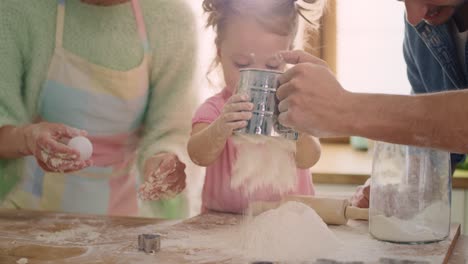 vista de mano de una niña ayudando a los padres en la cocina