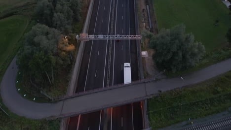 Vista-Aérea-De-La-Autopista-Alemana-Autobahn-Al-Atardecer