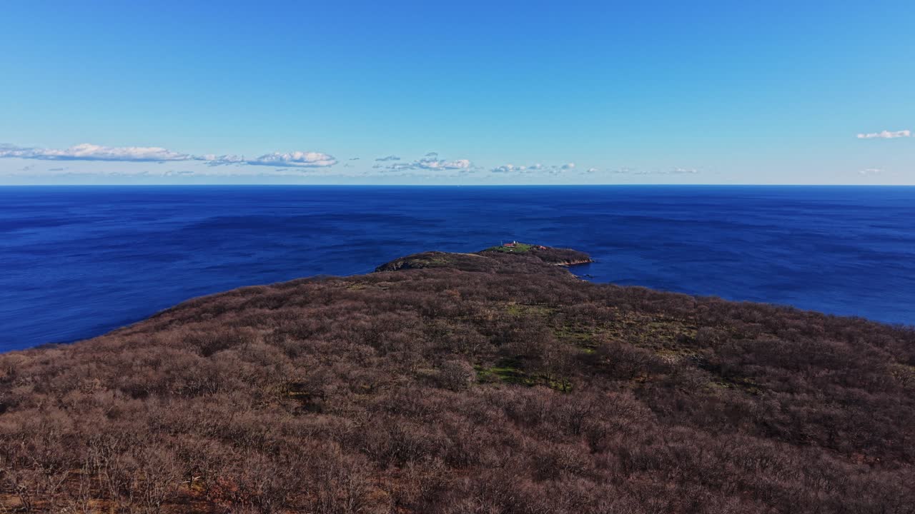 Vista della costa di una piccola porzione di terra circondata dall'acqua dell'oceano