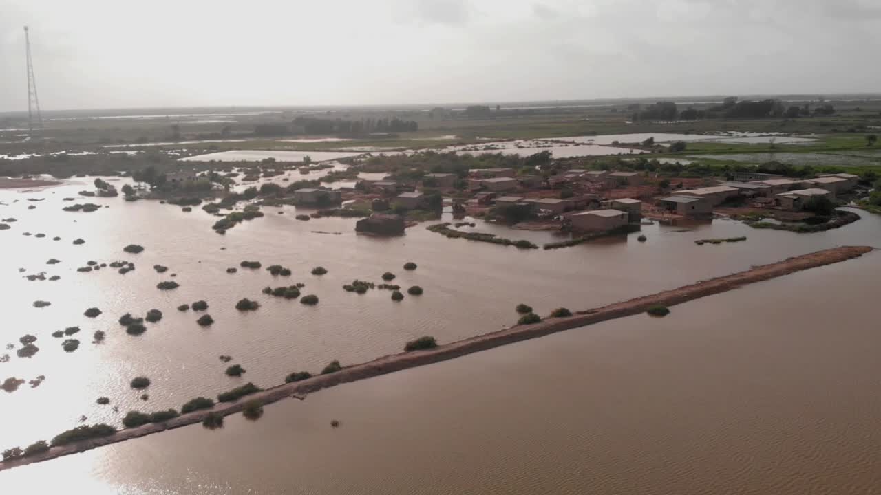 Una ripresa panoramica di un complesso residenziale sott'acqua dopo un'alluvione dovuta alle piogge monsoniche nel Sindh