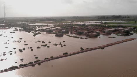 一幅因辛德州季風降雨而淹沒的住房項目在水下拍攝的畫面