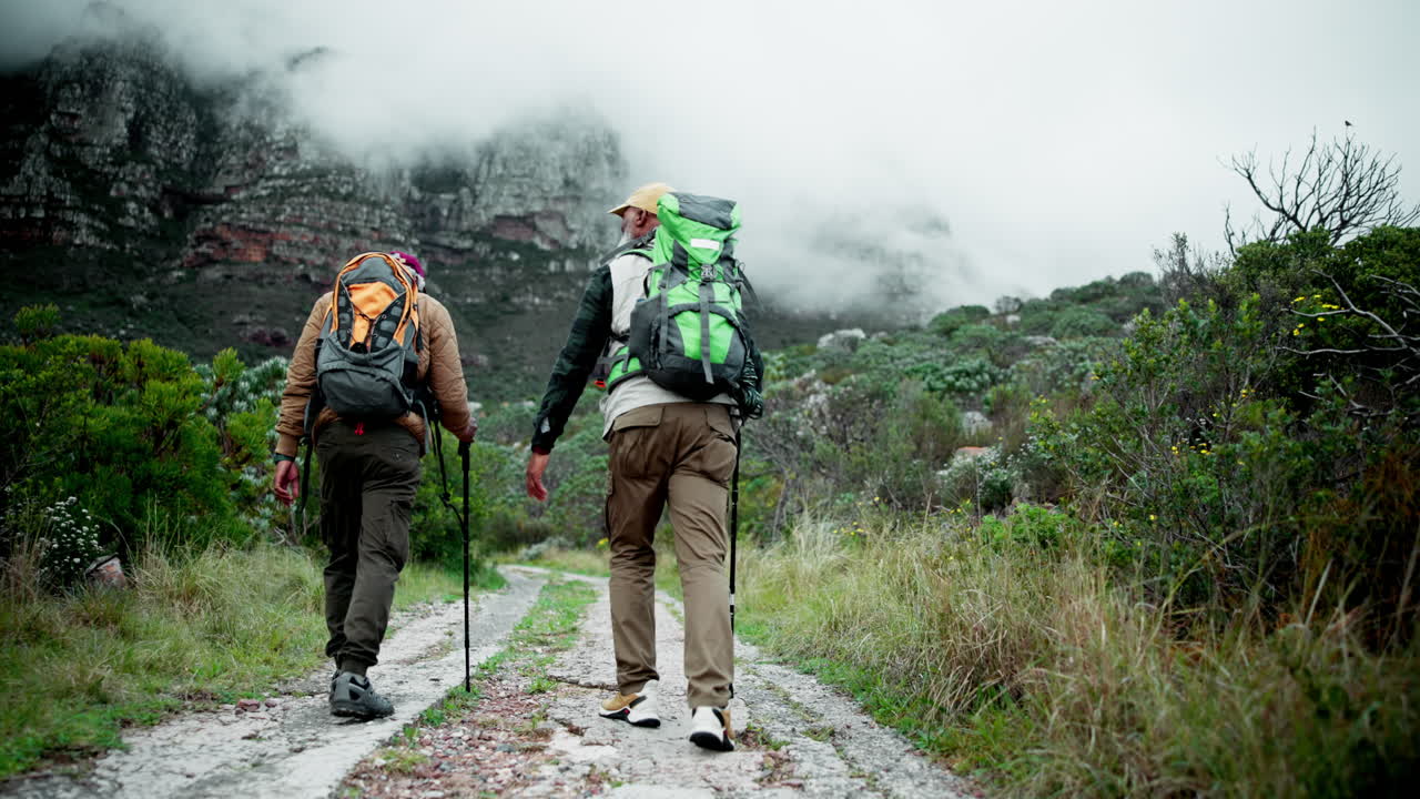 산길 에 있는 산책자 들