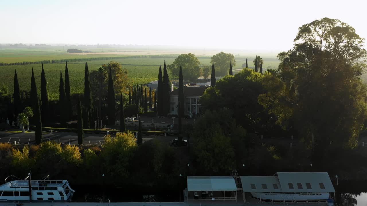 새크라멘토 근처 그랜드 아일랜드 맨션 웨딩 장소의 저궤도 공중