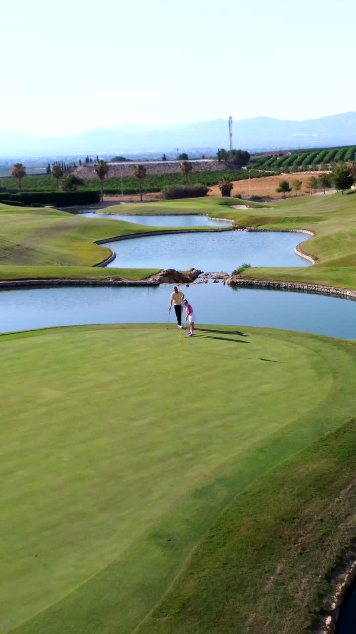 아름다운 골프 코스에서 골퍼들