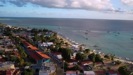 Panorámica-Aérea-Derecha-Tranquilo-Pueblo-Pesquero-Isla-Del-Mar-Caribe,-Hora-Del-Atardecer-Los-Roques