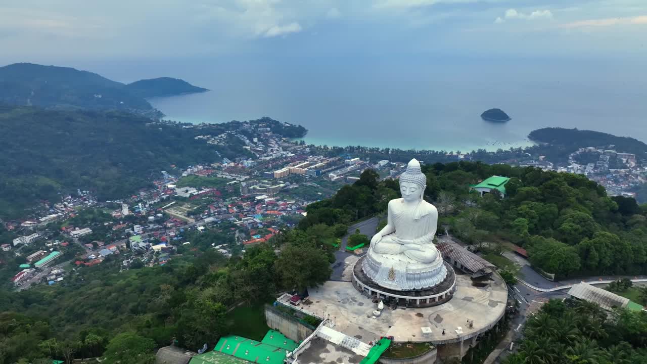 punto de interés volando - vista aérea durante la puesta de sol de phuket el gran buda, o el gran buda de phuketa, es una estatua sentada de maravija buda en phuket, tailandia.