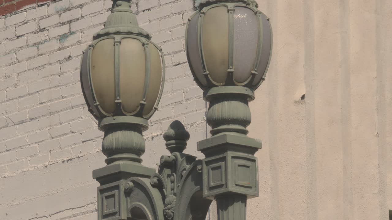 уличная лампа на флауэр-стрит в лос-анджелесе