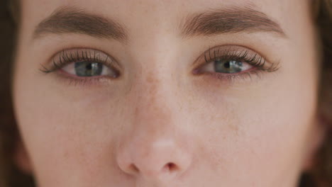 retrato de una mujer hermosa con los ojos parpadeando