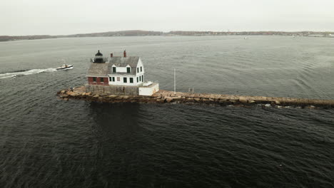 Drohnenaufnahmen-Aus-Der-Luftumlaufbahn-Des-Leuchtturms-Auf-Dem-Wellenbrecher-In-Rockland,-Maine,-USA