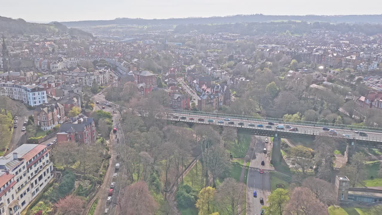 Scarborough, North Yorkshire, Storbritannien, viser Valley Bridge med tæt trafik over Valley Gardens, der forbinder Falsgrave Road og Ramshill med omkringliggende boliggader og byplan, luftfoto.