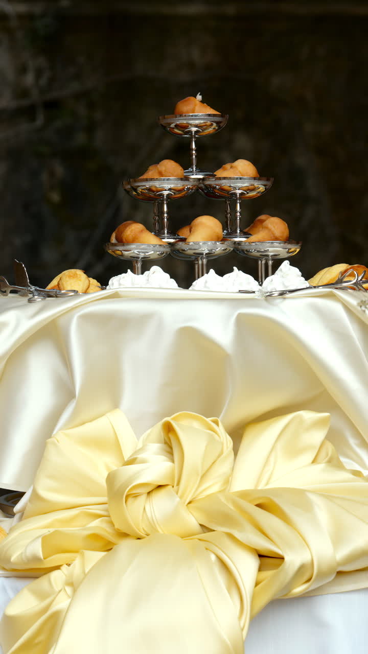Elegant dessertanretning med kager