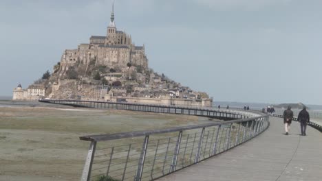 Außenansicht-Des-Monte-Saint-Michel-Und-Seiner-Brücke