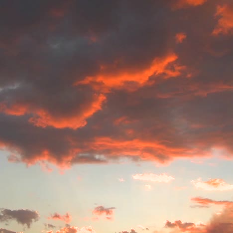 La-Luz-Naranja-De-La-Ensenada-Se-Refleja-En-Las-Nubes-De-Lapso-De-Tiempo-Al-Atardecer