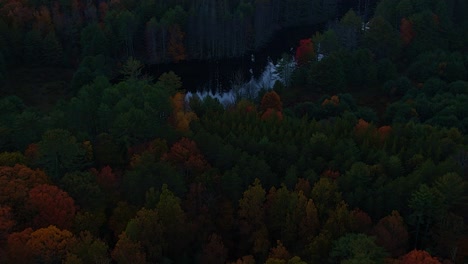 Impresionantes-Imágenes-De-Video-De-Drones-Aéreos-Del-Colorido-Dosel-Otoñal-Y-El-Estanque-Del-Bosque-Por-La-Noche