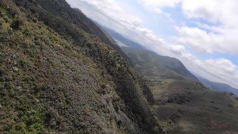 Ein-Luftblick-über-Die-Hügel-In-Der-Nähe-Von-Santa-Ysabel,-Kalifornien