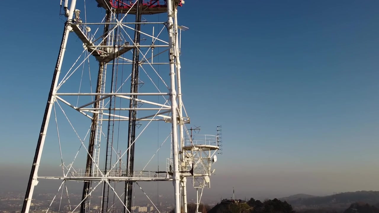 Vista aerea di un drone in volo vicino a una torre TV.