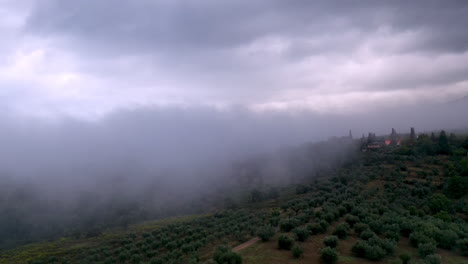 Drone-Volando-Sobre-Un-Campo,-Configurando-Un-Hermoso-Paisaje-Mientras-Las-Nubes-Vuelan-Sobre-El-Paisaje-En-Florencia