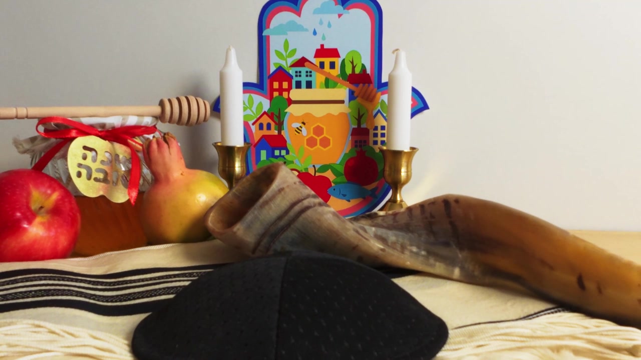 Benda-benda tradisional Yahudi untuk merayakan hari raya Rosh Hashanah.