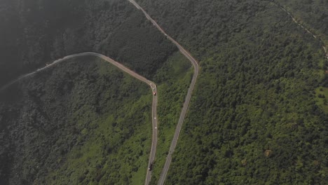 un dron aéreo de gran altitud revela la cordillera del paso de hai van en vietnam en un largo viaje por carretera a través de los vastos paisajes