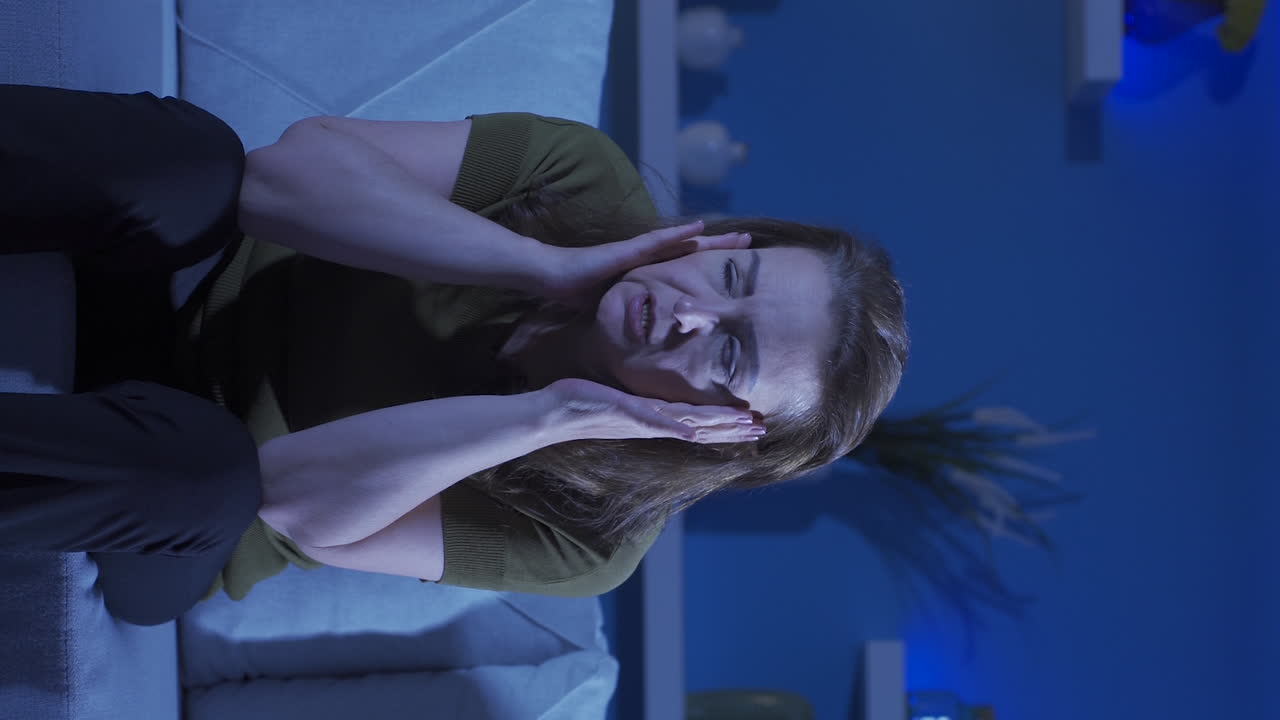 el video vertical de la mujer está gritando de ira en casa.